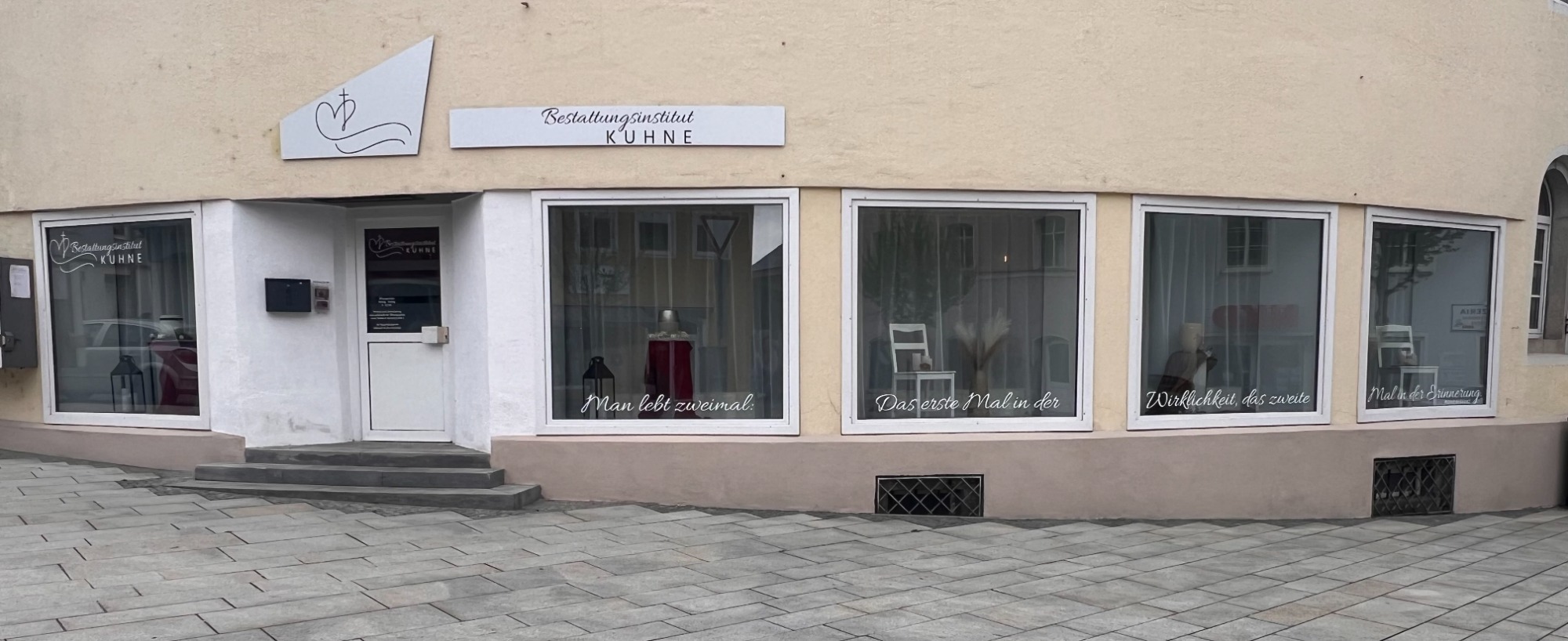 Bestatter Eichendorf – Bestattungsinstitut Kuhne Bestattungsinstitut Kuhne in Eichendorf
Außenansicht mit Schaufenster