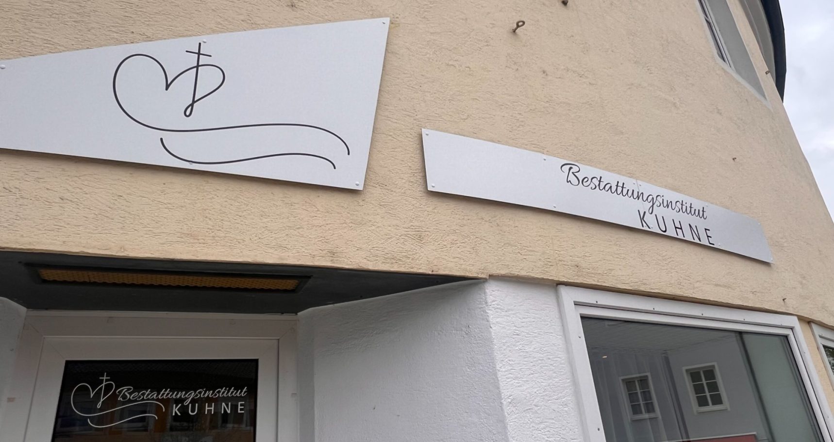 Bestattungsinstitut Kuhne – Ihr Bestatter mit Herz Außenansicht Bestatter Eichendorf